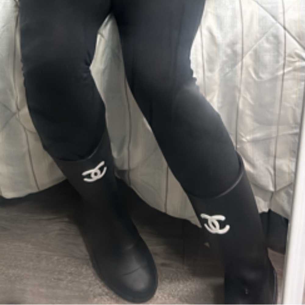 Chanel rain boots - Picture 3 of 8